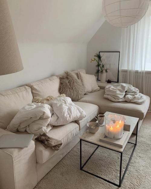 Уютная атмосфера современной мансардной квартиры с деревянными балками и небольшой печью - камином. 07