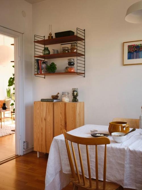 Небольшая квартира с приятными зелеными и деревянными акцентами. 03