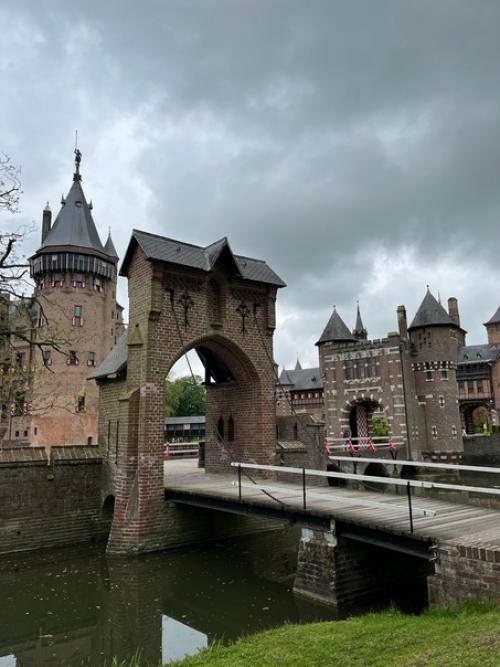 Самый крупный замок в Нидерландах Kasteel de Haar обязан своему существованию в нынешнем виде трём людям. 01