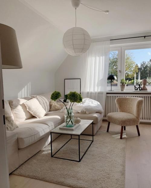 Уютная атмосфера современной мансардной квартиры с деревянными балками и небольшой печью - камином. 01