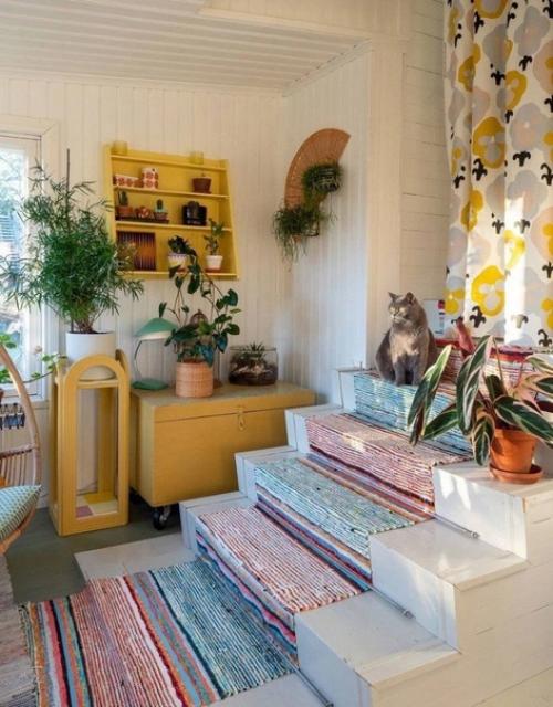 Неожиданное расположение для места отдыха - в прихожей. 01