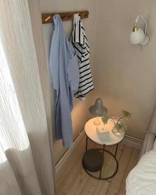 Уютная атмосфера современной мансардной квартиры с деревянными балками и небольшой печью - камином. 08