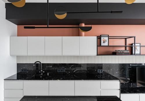 Современная кухня в черно-белой графике с терракотовым акцентом, который смягчает ее. 03