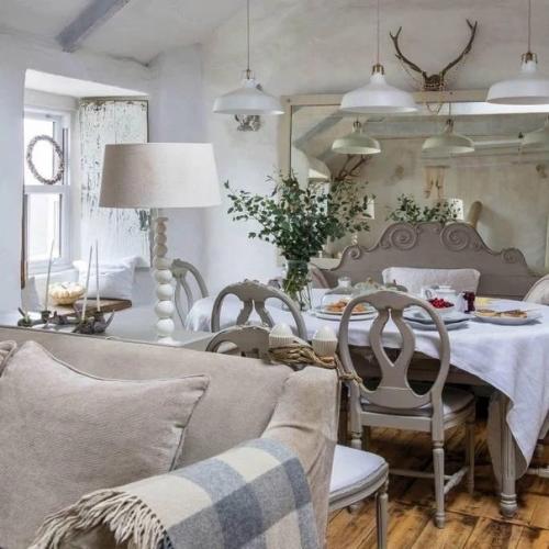 350-Летний дом на берегу моря в кантри стиле: интерьер дома в цвете неба и моря и ретро Изюминками. 02