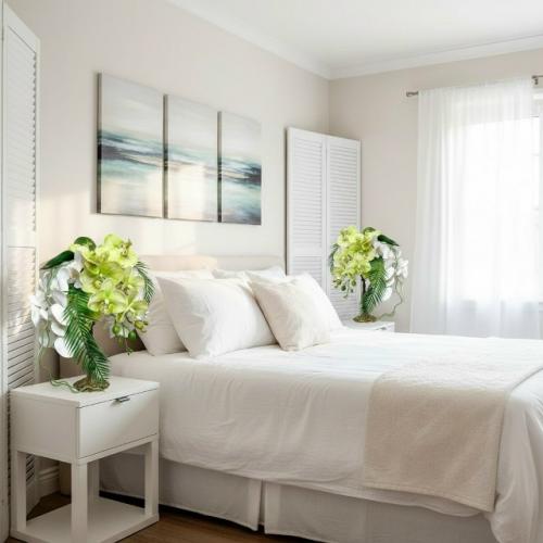 Эта композиция из орхидей на белом столике выглядит невероятно элегантно и утонченно!  