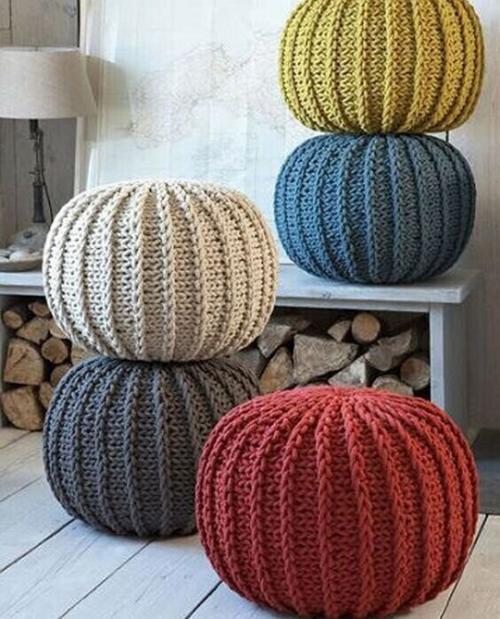 Вязаные пуфы в интерьере дачи. 03