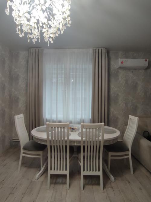 Гостиная в спокойных тонах оформлена. 02