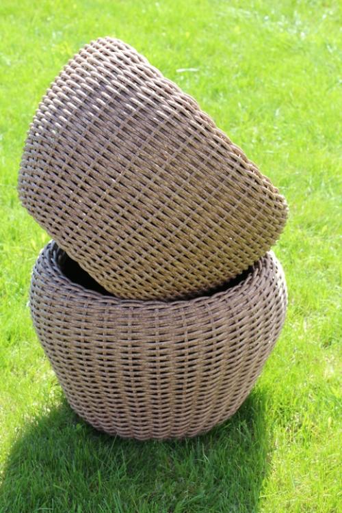 Кашпо из ротанга в цвете Кедр смотрится очень стильно и естественно. 01