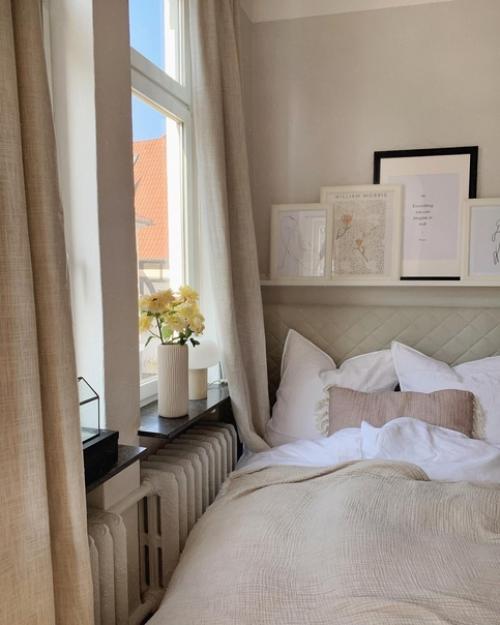 Уютная атмосфера современной мансардной квартиры с деревянными балками и небольшой печью - камином. 05