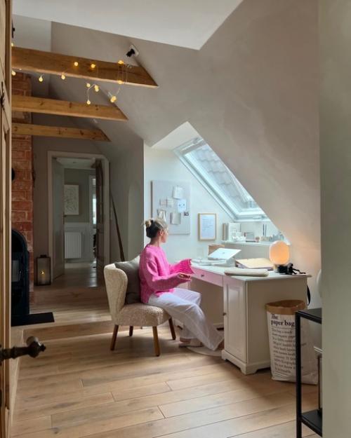 Уютная атмосфера современной мансардной квартиры с деревянными балками и небольшой печью - камином. 06