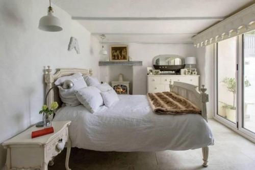 350-Летний дом на берегу моря в кантри стиле: интерьер дома в цвете неба и моря и ретро Изюминками. 01