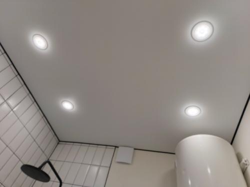 Натяжной потолок в ванной комнате - это отличный выбор для создания стильного и уютного интерьера.