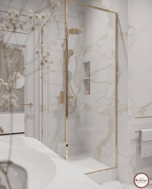 Красивый светлый интерьер ванной комнаты. 03