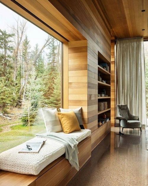 Расширить функциональность комнаты можно с помощью мягкого подоконника, который превращают в диван. 06