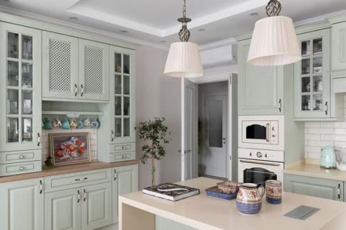 Уютный интерьер кухни - столовой в нежнейшей цветовой гамме. 03