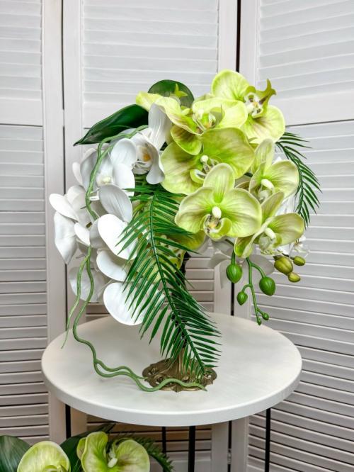 Эта композиция из орхидей на белом столике выглядит невероятно элегантно и утонченно! 02