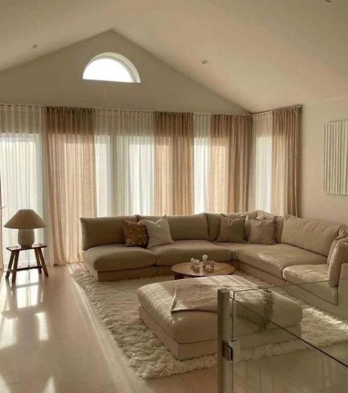 Просторная гостиная. В бежевых оттенках. 02