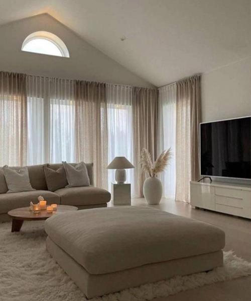 Просторная гостиная. В бежевых оттенках. 01