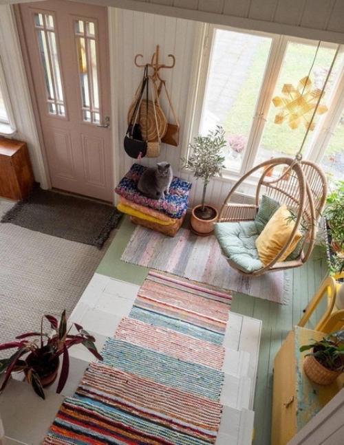 Неожиданное расположение для места отдыха - в прихожей. 03