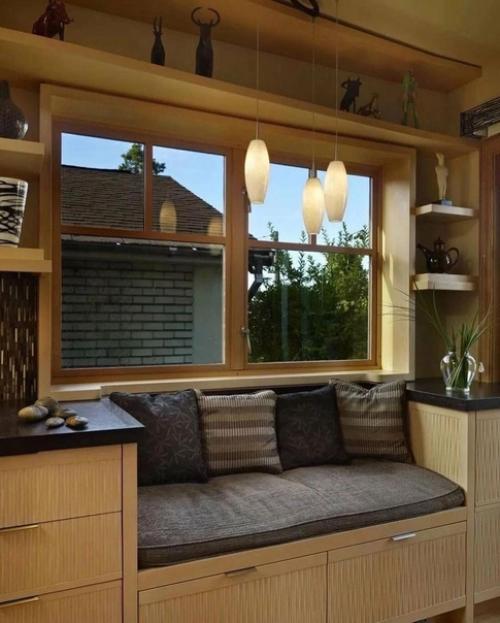 Расширить функциональность комнаты можно с помощью мягкого подоконника, который превращают в диван. 03