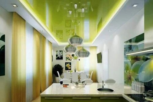 Где рекомендуют применять натяжные потолки зеленых оттенков? 01