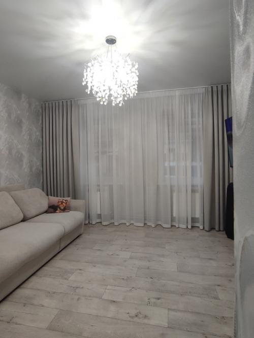 Гостиная в спокойных тонах оформлена. 01