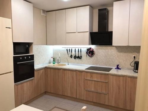 Простой и приятный ремонт всей квартиры с синими акцентами, которые удачно применены в каждой комнате. 01