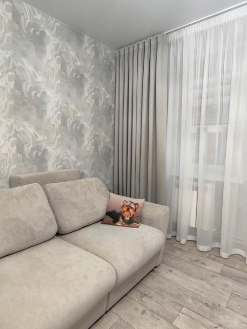 Гостиная в спокойных тонах оформлена. 06