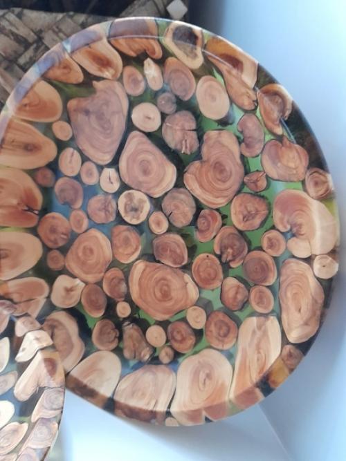 Доброго дня.  Тарелочки из можевельника в эпоксидной смоле. 01