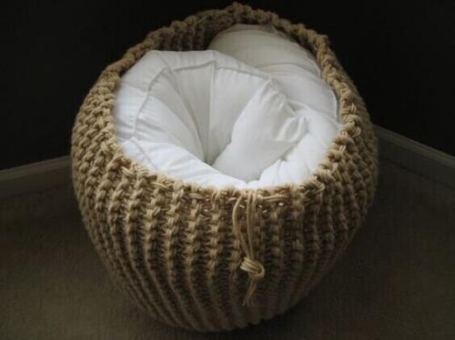 Вязаные пуфы в интерьере дачи. 05