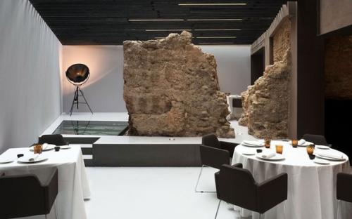 Мой дом - моя крепость: 10 интерьеров с грубыми каменными стенами. 05