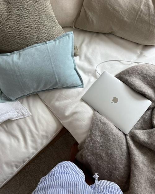 Уютная атмосфера современной мансардной квартиры с деревянными балками и небольшой печью - камином. 02