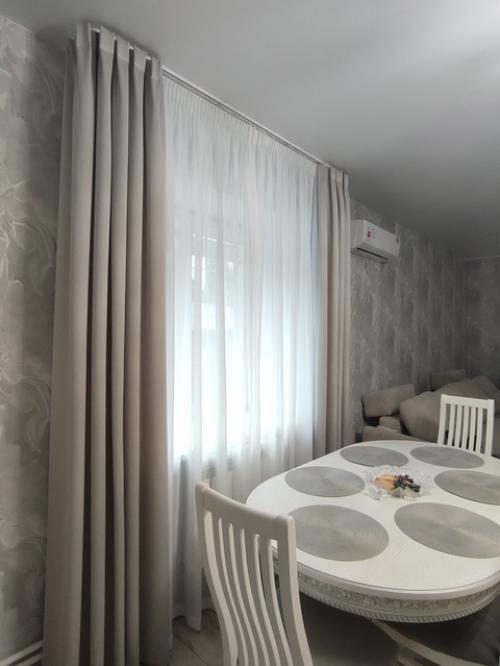 Гостиная в спокойных тонах оформлена. 03