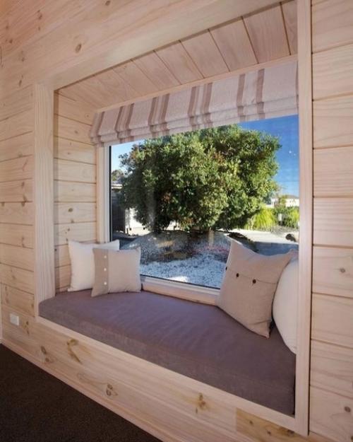 Расширить функциональность комнаты можно с помощью мягкого подоконника, который превращают в диван. 01