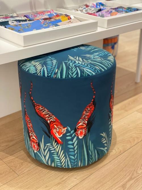 Цветы и принты захватили весь мир и накрывают новой волной и одежду и мебельные ткани. 06