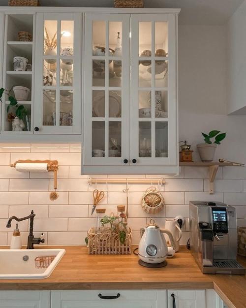 Белая кухня - это классика, которая уже давно укрепила свои позиции в мире дизайна интерьеров. 01