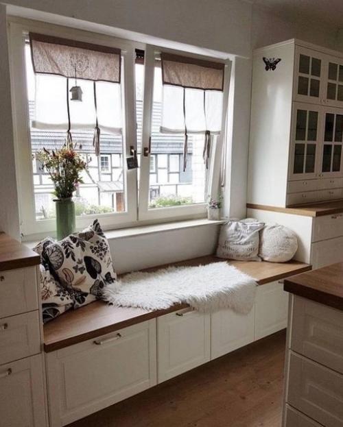 Расширить функциональность комнаты можно с помощью мягкого подоконника, который превращают в диван. 02