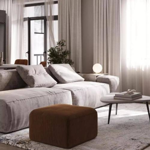 За счет сочетания тёмных и светлых тонов интерьер кухни - гостиной площадью 25 м получился очень выразительным и контрастным. 04