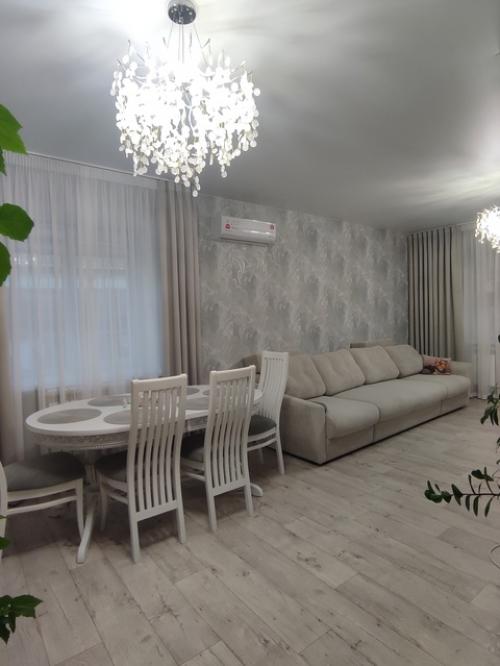 Гостиная в спокойных тонах оформлена. 04