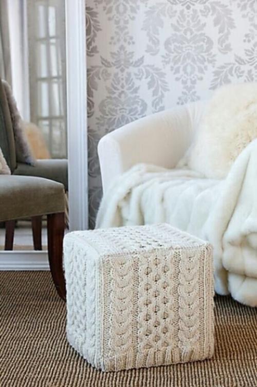 Вязаные пуфы в интерьере дачи. 07