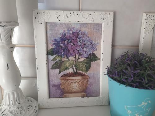 Добрый день!  Хотела показать свою полочку на кухне, куда я, по настроению, времени года, праздникам расставляю свои небольшие вышитые работы. 01