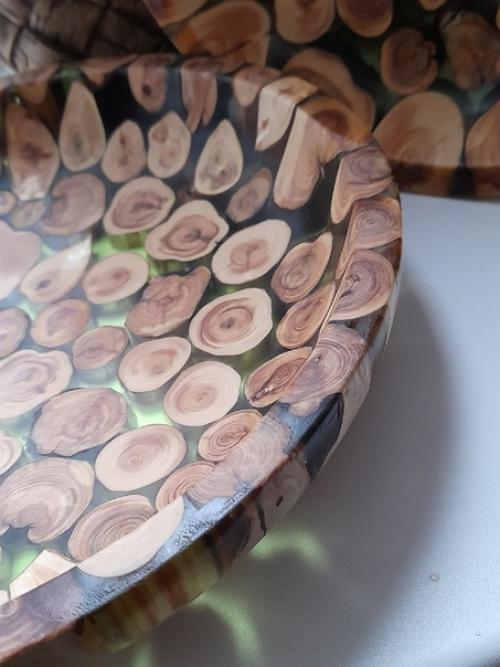 Доброго дня.  Тарелочки из можевельника в эпоксидной смоле. 02