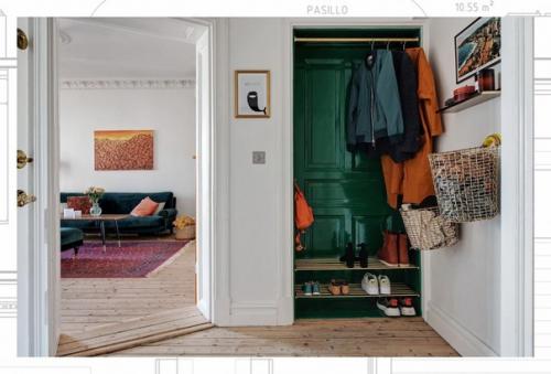 Хозяева этой просторной квартиры в Швеции отказались от белого - серого интерьера в пользу сочных красок. 02