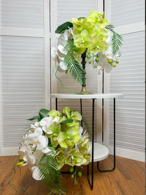 Эта композиция из орхидей на белом столике выглядит невероятно элегантно и утонченно! 01