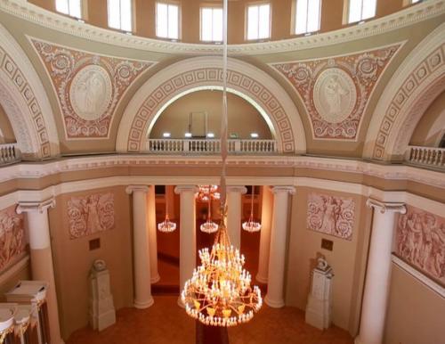 Таврический дворец.   Таврический дворец и прилегающий к нему парк занимает целый квартал в историческом центре Петербурга. 05