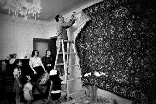 Советский союз. Во времена Ссср на стены вешали ковры, а в некоторых старых домах и квартирах они остаются там и поныне. 03 Советский союз. Во времена Ссср на стены вешали ковры, а в некоторых старых домах и квартирах они остаются там и поныне. 03