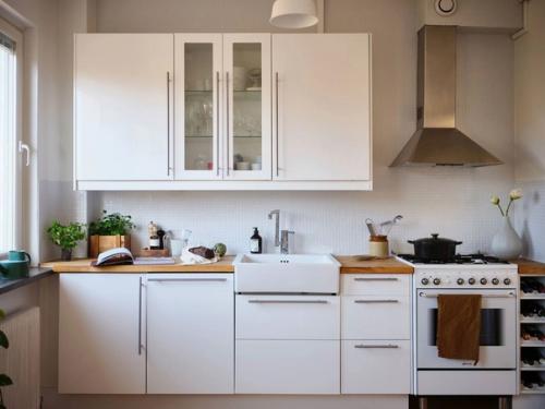 Небольшая квартира с приятными зелеными и деревянными акцентами. 02