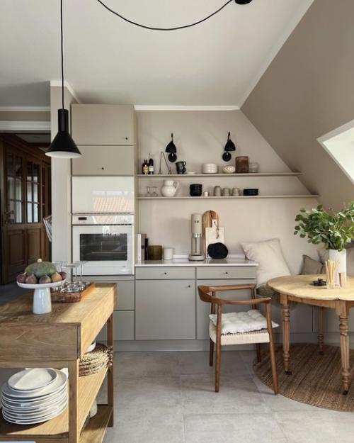 Уютная атмосфера современной мансардной квартиры с деревянными балками и небольшой печью - камином. 03