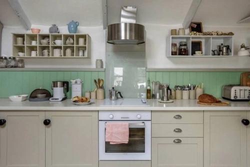 350-Летний дом на берегу моря в кантри стиле: интерьер дома в цвете неба и моря и ретро Изюминками. 05