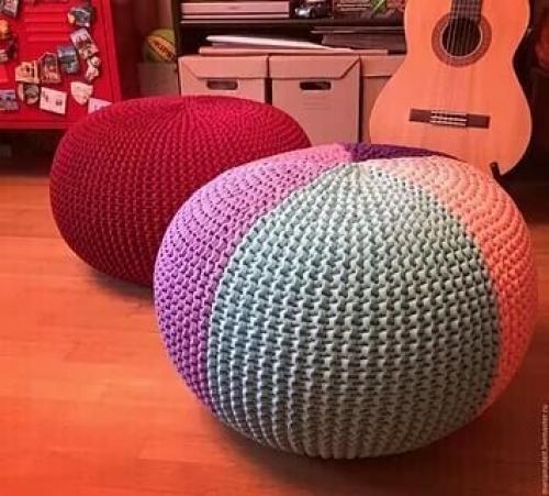 Вязаные пуфы в интерьере дачи. 02